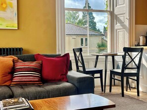 Fernseher, DVD-Player, Bücher