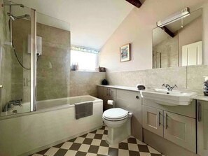 Duschwanne, Haartrockner, Handtücher, Shampoo