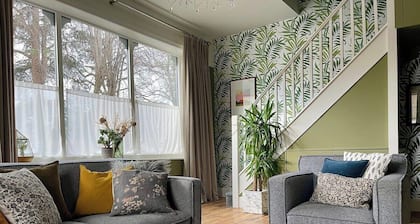 The Victorian Post House - Central Frome