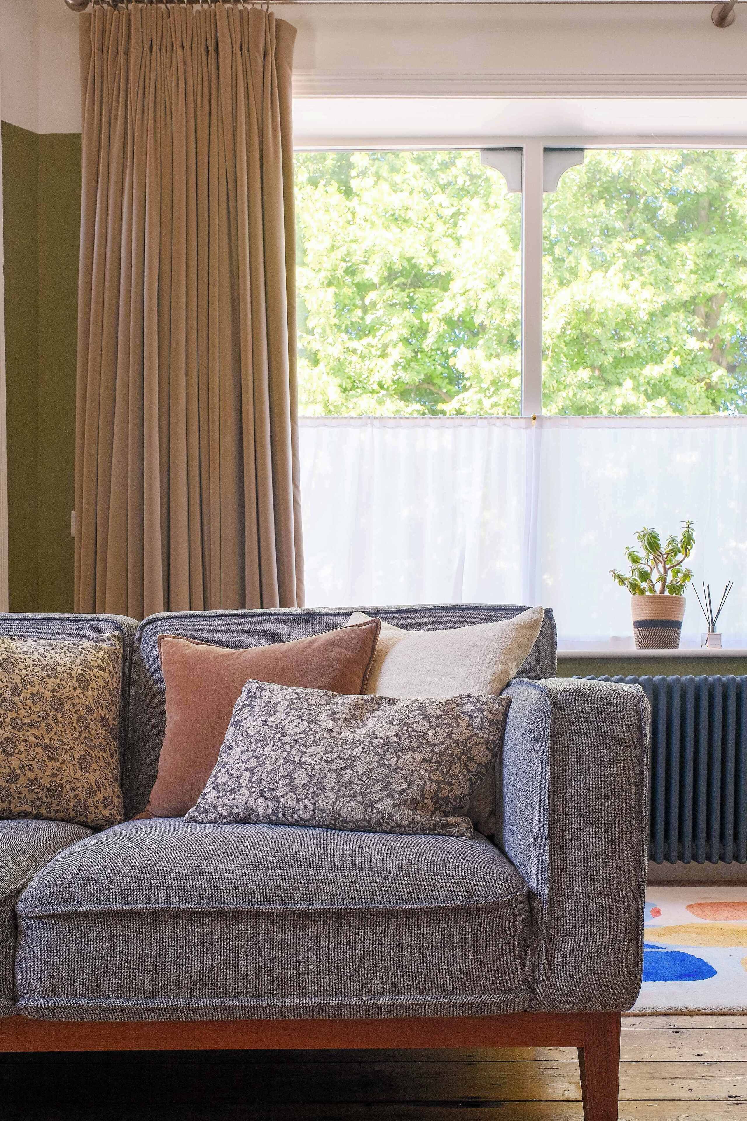 Una televisión, una oficina