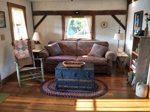 Smart TV, fireplace, DVD player, books - 1800’s restored log cabin on 26 private rolling wooded acres with sunset views (Madison)