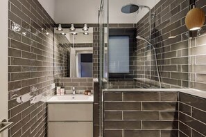Douche, séchoir à cheveux, serviettes fournies, shampooing