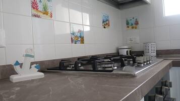 Kühlschrank, Ofen, Herdplatte, Wasserkocher mit Kaffee-/Teezubehör