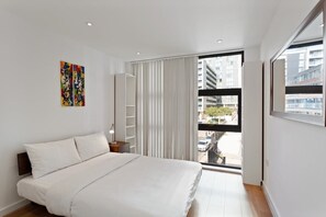 2 habitaciones, escritorio y espacio para trabajar con laptop