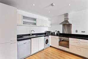 Kühlschrank, Mikrowelle, Ofen, Geschirrspüler