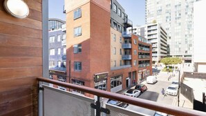 Unclassified image, 3 of 22, button - 2 Bed W/private Balcony 10 min to Canary Wharf Stn (London)