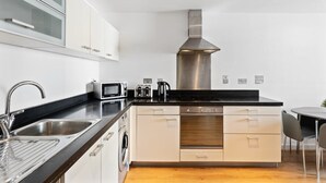 Unclassified image, 5 of 22, button - 2 Bed W/private Balcony 10 min to Canary Wharf Stn (London)