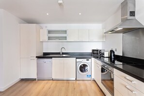 Fridge, microwave, oven, dishwasher - 2 Bed W/private Balcony 10 min to Canary Wharf Stn (London)