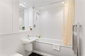 Combined shower/bathtub, free toiletries, hair dryer, towels - 2 Bed W/private Balcony 10 min to Canary Wharf Stn (London)