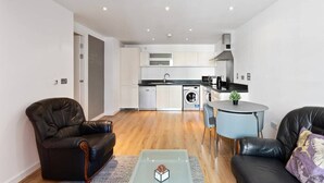 Unclassified image, 4 of 22, button - 2 Bed W/private Balcony 10 min to Canary Wharf Stn (London)