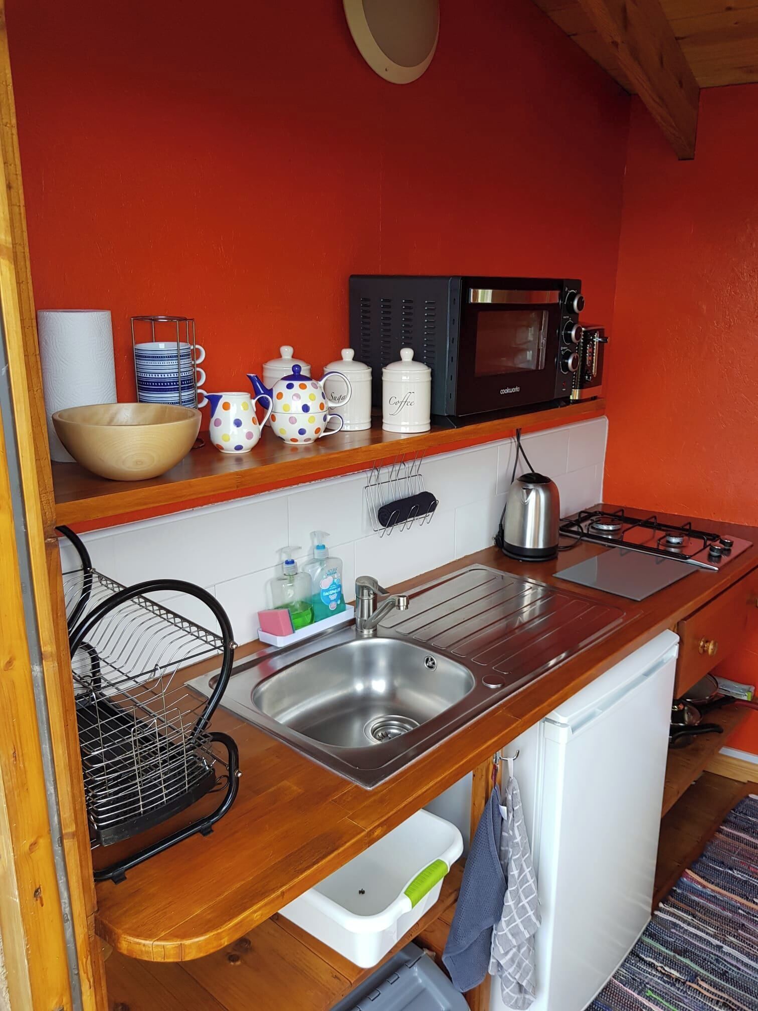 Fridge, oven, stovetop, electric kettle