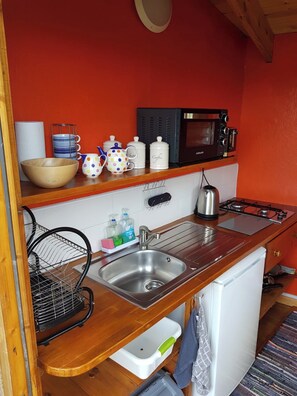 Kjøleskap, ovn, kokeplater og vannkoker