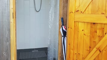 Dusche, Haartrockner, Handtücher