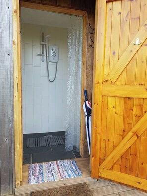 Shower, hair dryer, towels - Cozy Cabin Retreat on top of the Shropshire Hills (Craven Arms)