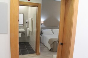 Desk, soundproofing, free WiFi, bed sheets - Seculo Soft (Porto)