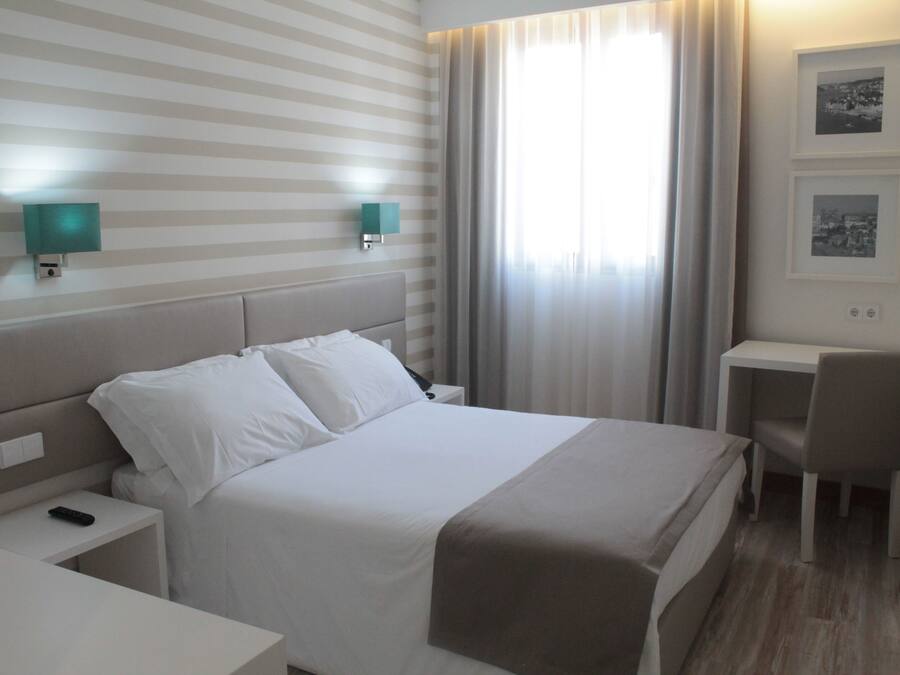 Escritorio, sistema de insonorización, wifi gratis y ropa de cama