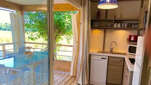 A compact kitchen with a dishwasher, a microwave, and a sink. - Campo Vecchio Mare & Piscine (Ghisonaccia)