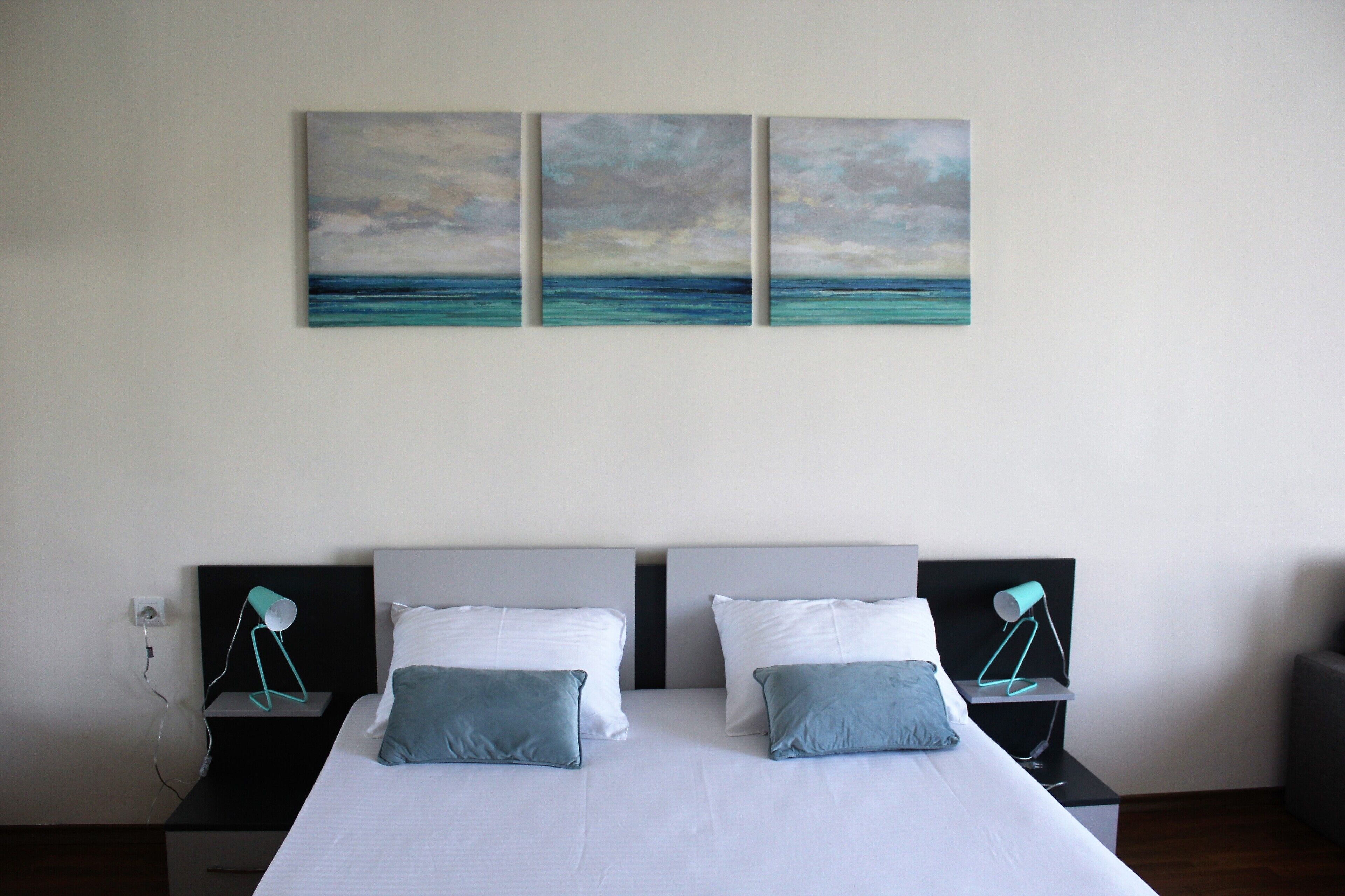 Apartemen Deluks (202) | Didekorasi berbeda-beda dan dilengkapi dengan perabotan berbeda-beda