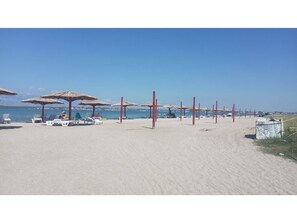 Plage, chaises longues, serviettes de plage