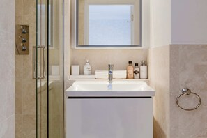 Apartment (2 Bedrooms) | Badezimmer | Dusche, kostenlose Toilettenartikel, Haartrockner, Handtücher