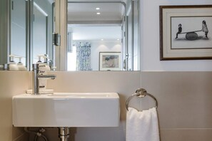 Apartment (2 Bedrooms) | Badezimmer