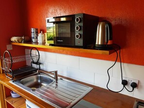 Casa de campo | Cocina privada | Refrigerador, horno, parrilla de estufa y tetera eléctrica