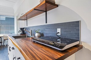 Fridge, stovetop, coffee/tea maker, toaster - Newly Renovated Modern Cottage: Walk into Historic Wailuku Town! (Wailuku)