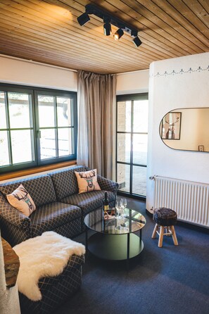 Suite panorámica | Área de sala de estar | Televisión de pantalla plana, Netflix y servicios de streaming