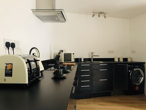 Fridge, microwave, oven, stovetop - La casetta d’Àneu, Oxford Castle (Oxford)