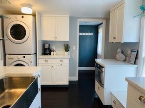 Casa, várias camas (325 N. Loomis Ave) | Cozinha privada | Geladeira, cafeteira/chaleira, torradeira