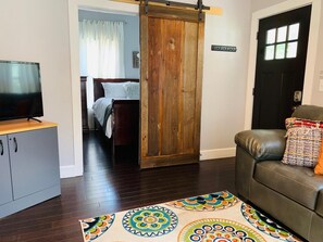 Hus - flera sängar (325 N. Loomis Ave) | Vardagsrum | 55-tums smart-tv med digitalkanaler och tv