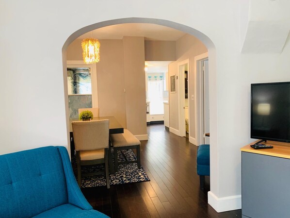 Casa, várias camas (325 N. Loomis Ave) | Sala de estar | Smart TV 55 polegadas com canais digitais, TV