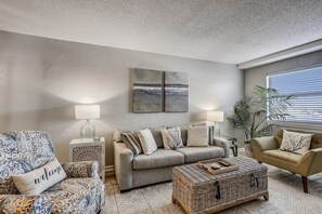 Condo, 1 Bedroom | Living area