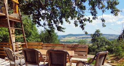 Terra loft gîte, orchard/vegetable garden, henhouse, valley views, wine route.
