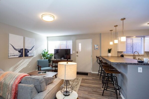 Condo, Plusieurs lits (220 Peterson St. (Unit 2)) | 1 chambre, fer et planche à repasser, accès au Wi-Fi (inclus)