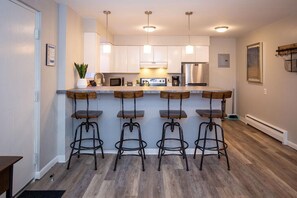 公寓客房, 多張床 (220 Peterson St. (Unit 2)) | 私人廚房 | 咖啡機/沖茶器、鍋具/餐盤/廚房用品、紙巾