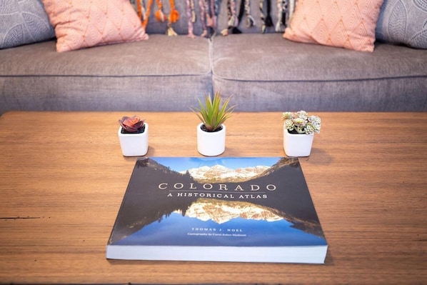 公寓客房, 多張床 (220 Peterson St. (Unit 2)) | 1 間臥室、熨斗/熨衣板、免費無線上網、床單