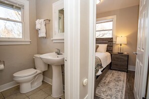 Nhà, nhiều giường (1538 10th Ave- Carriage) | Phòng tắm | Máy sấy tóc, khăn tắm, xà phòng, dầu gội 