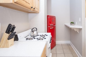 Casa, varias camas (1538 10th Ave- Carriage) | Cocina privada | Cafetera o tetera, utensilios de cocina y papel de cocina