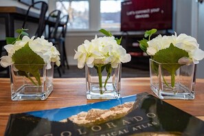 Nhà, nhiều giường (1538 10th Ave- Carriage) | 2 phòng ngủ, bàn ủi/dụng cụ ủi quần áo, truy cập Internet không dây 