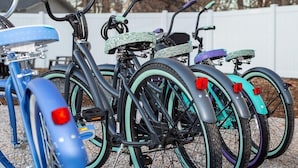 A row of bicycles with teal and black tires, parked on a gravel surface. - Cozy Carriage House | Walk to UNC | + Free Bikes (Greeley)