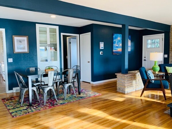 Maison, Plusieurs lits (626 Country Club Rd., US) | 2 chambres, fer et planche à repasser, accès au Wi-Fi (inclus)