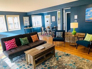 House, Multiple Beds (626 Country Club Rd., US) | Living room