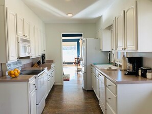 House, Multiple Beds (626 Country Club Rd., US) | Private kitchen