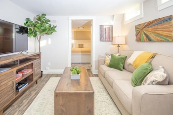 Cozy Retreat | Walk to UNC | FREE Cruiser Bikes