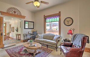 Huis, meerdere bedden (Historic Hahn Haus! Steps from Downto) | Woonkamer | Een televisie