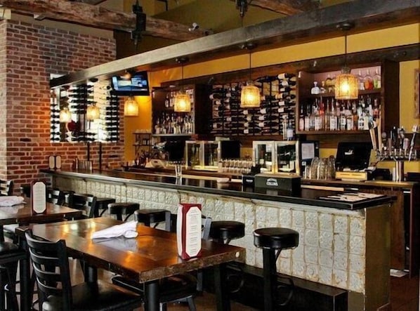 Huis, meerdere bedden (Historic Hahn Haus! Steps from Downto) | Bar (ter plaatse)