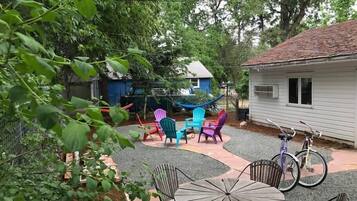House, Multiple Beds (622 W. Laurel St. - Upper) | Property grounds