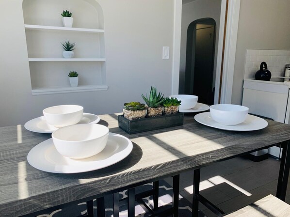 บ้านพัก, หลายเตียง (622 W. Laurel St. - Upper) | ครัวส่วนตัว | ตู้เย็นขนาดใหญ่, ไมโครเวฟ, เตาอบ, เตาประกอบอาหาร