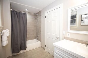 Departamento, varias camas (1536 10th Ave - Upper) | Baño | Secadora de cabello, toallas, jabón, shampoo 